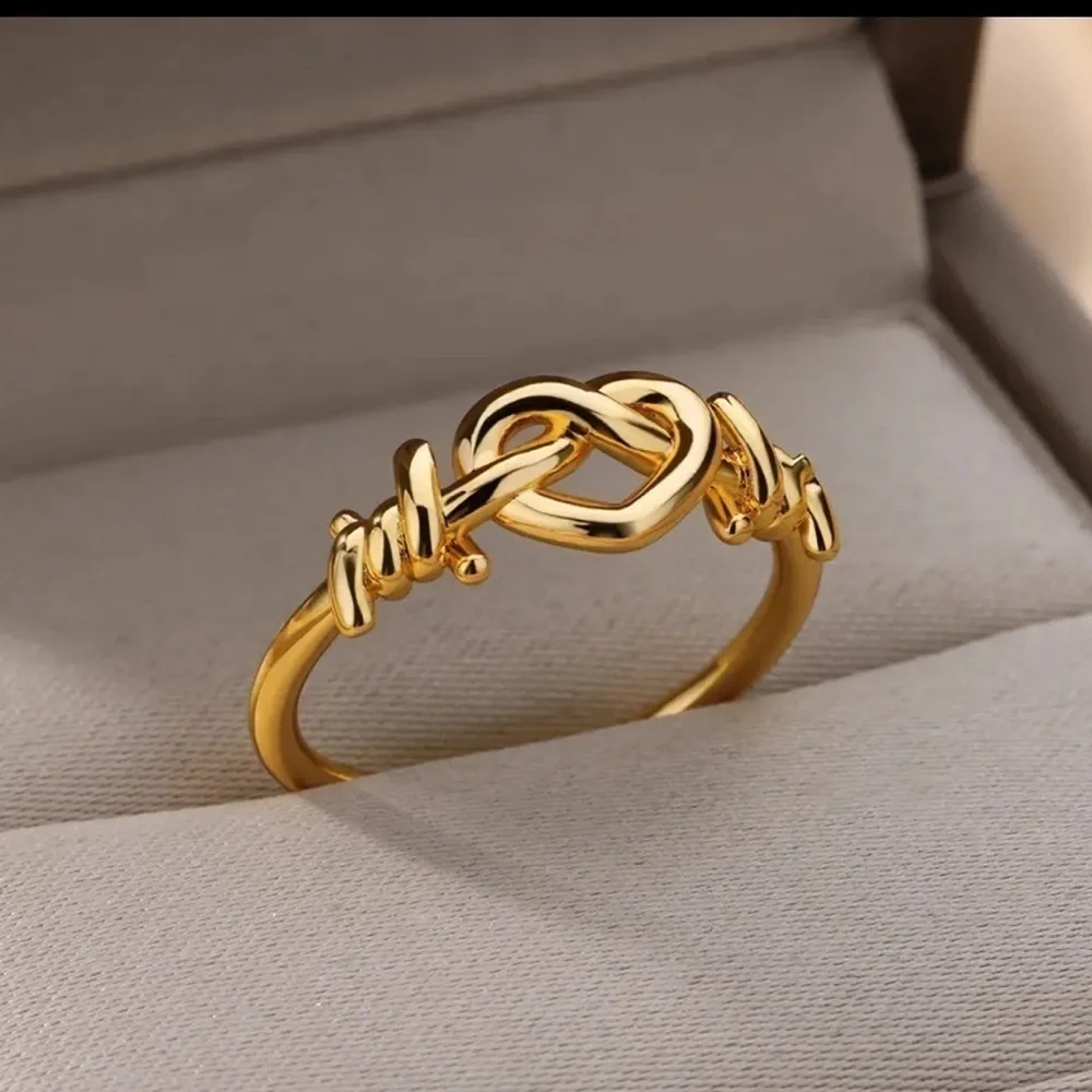 ⭐️NEW⭐️ 18K Gold Women’s Heart Surrounded By Barbed Wire Ring